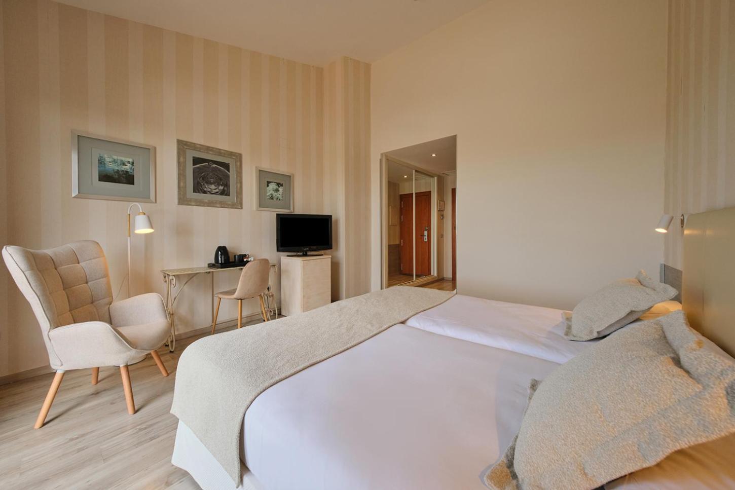 Hotel Spa Villa Nazules Chueca ภายนอก รูปภาพ