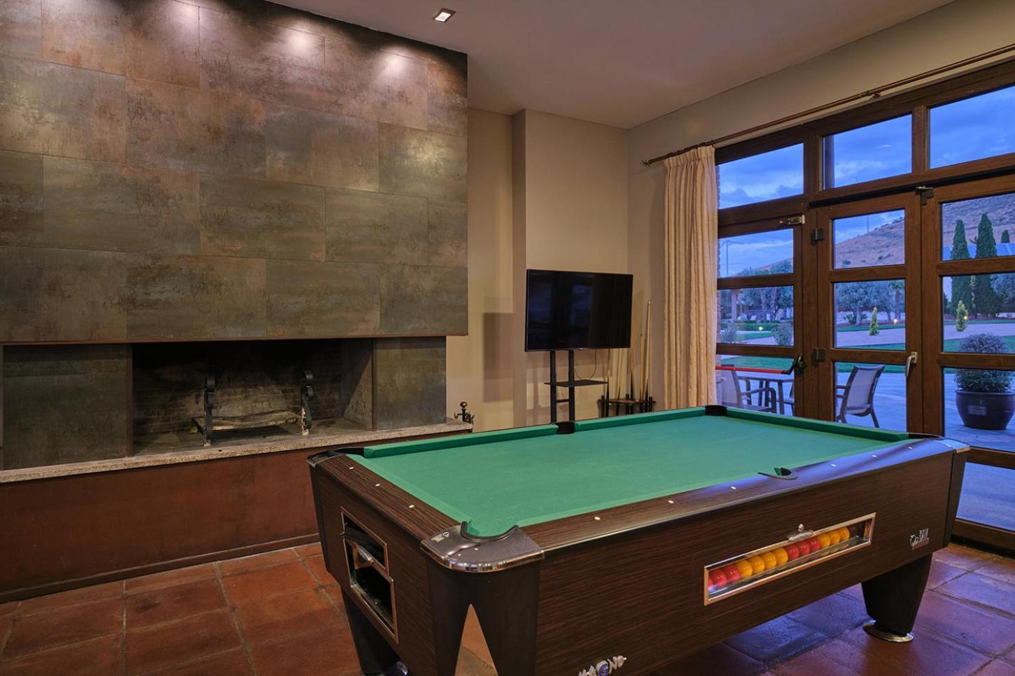Hotel Spa Villa Nazules Chueca ภายนอก รูปภาพ